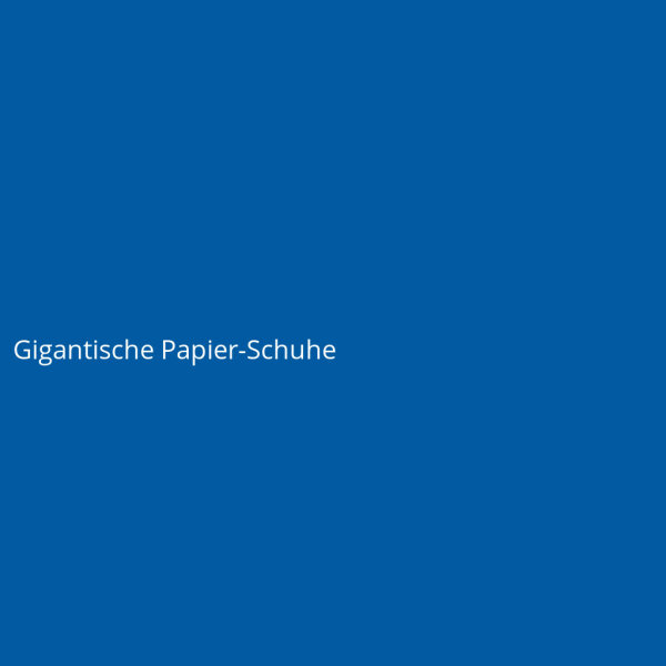 Gigantische Papier-Schuhe